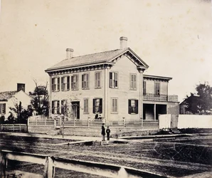 Abraham Lincoln vor seinem Haus in Springfield, Massachusetts, ca. 1860er-1870er Jahre