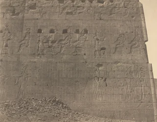 Edfu-Skulpturen und Inschriften auf der orientalischen Seite