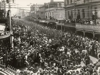 Das 12. Bataillon, AIF, marschiert durch die Stadt vor dem Einsatz im Ausland, Hobart, Tasmanien, 14. Oktober 1914