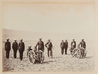 Eine Gruppe von Soldaten mit zwei Gatling-Kanonen