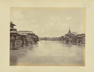 Den Fluss hinunter von der 3. Brücke