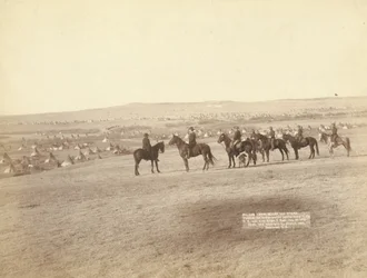 Gen. Miles und Stab betrachten das größte feindliche Indianerlager in den USA, nahe Pine Ridge