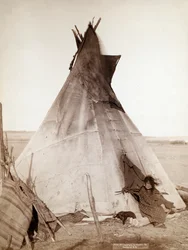 Oglala-Mädchen vor einem Tipi sitzend