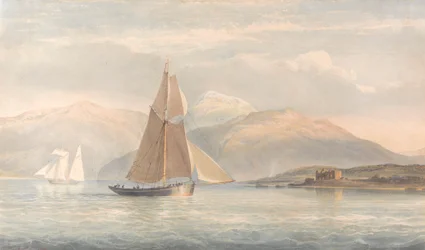 Boot segelt nach rechts mit Bergen im Hintergrund