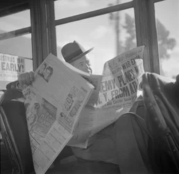 Lesen von Kriegsnachrichten in einer Straßenbahn in San Francisco