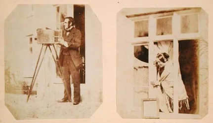 Selbstporträt links und Emma Thomasina Llewelyn (1808-81) druckt ein Papiernegativ in der Sonne rechts
