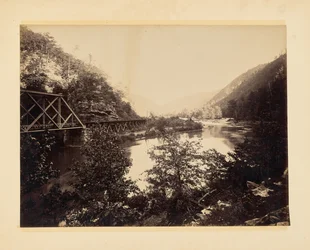 [Eisenbahngleise und Fluss]