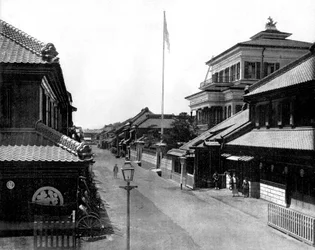 Eine Straße in Tokio, Japan, Foto von John Lawson Stoddard (1850-1931), Reisender und Vortragsredner, Bildungsveröffentlichung für Chicago