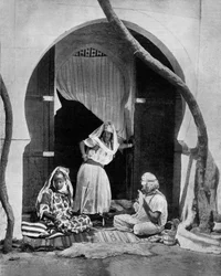 Gruppe maurischer Frauen, Algerien, um 1890, Foto von John Lawson Stoddard (1850-1931), Reisender und Vortragsredner, Bildungspublikation für Chicago