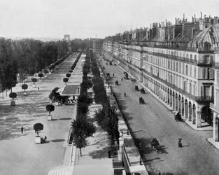 Rue de Rivoli in Paris, links der Tuileriengarten, im Hintergrund der Arc de Triomphe, um 1900