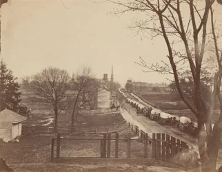 Zug von Armeewagen, die Petersburg, Virginia, betreten