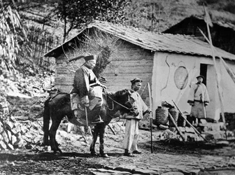Ein Militärmandarin zu Pferd, um 1871