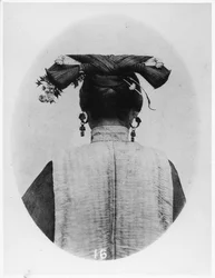 Rückansicht der Frisur einer verheirateten Manchu-Matrone, ca. 1867-72