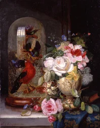 Ein Stillleben mit Rosen in einer Vase neben exotischen Vögeln in einem Glaskasten