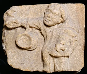 Geschnitzter Stein, der einen Mönch zeigt, der Gegenstände trägt, Muchelney Abbey, Somerset, um 2010