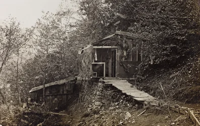 Album "Meine Weltkriegs-Erinnerungen Südwestfront (Kärnten, Italien, Südtirol) 31/03/1915-12/11/1918 - Josef Zohles Wien": Militärbaracke (s/w Foto)