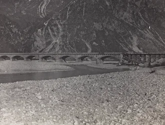 Album "Meine Weltkriegs-Erinnerungen Südwestfront (Kärnten, Italien, Südtirol) 31/03/1915-12/11/1918 - Josef Zohles Wien": Militärbrücke über den Tagliamento (s/w Foto)