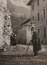 Album "Meine Weltkriegs-Erinnerungen Südwestfront (Kärnten, Italien, Südtirol) 31/03/1915-12/11/1918 - Josef Zohles Wien": alter Mann auf einer Landstraße (s/w Foto)