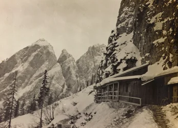 Album "Meine Weltkriegs-Erinnerungen Südwestfront (Kärnten, Italien, Südtirol) 31/03/1915-12/11/1918 - Josef Zohles Wien": Militärbaracken in den Alpen (s/w Foto)