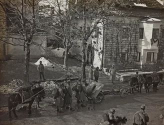 Album "Meine Weltkriegs-Erinnerungen Südwestfront (Kärnten, Italien, Südtirol) 31.03.1915-12.11.1918 - Josef Zohles Wien": Kanoniere in Tarvisio (s/w Foto)