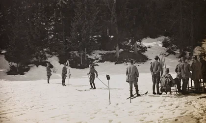 Album "Meine weltkriegs - Erinnerungen Südwestfront (Kärnten, Italien, Südtirol) 31/03/1915-12/11/1918 - Josef Zohles Wien": Soldaten auf Skiern (s/w Foto)