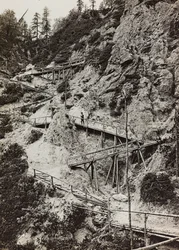 Album "Meine Weltkriegs-Erinnerungen Südwestfront (Kärnten, Italien, Südtirol) 31/03/1915-12/11/1918 - Josef Zohles Wien": Holzstege zu den Bergen