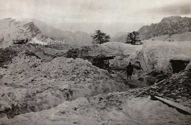 Album "Meine Weltkriegs-Erinnerungen Südwestfront (Kärnten, Italien, Südtirol) 31/03/1915-12/11/1918 - Josef Zohles Wien": Schützengräben im Schnee der