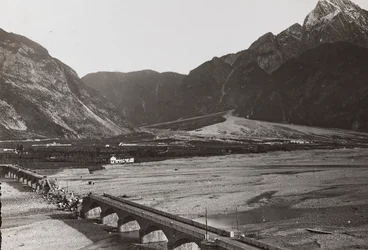 Album "Meine weltkriegs - Erinnerungen Südwestfront (Kärnten, Italien, Südtirol) 31/03/1915-12/11/1918 - Josef Zohles Wien": Brücke am Tagliamento