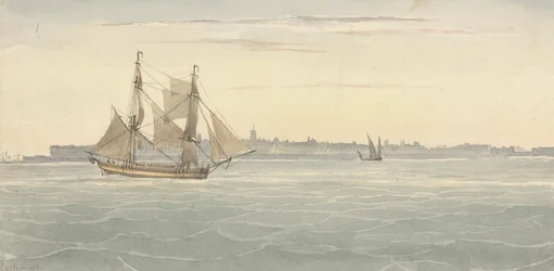 Einzelner Schoner (?) Ein weiteres Segelschiff gegen die Silhouette der Stadt im Hintergrund