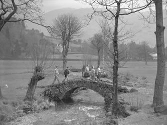 Gruppe junger Wanderer überquert Brücke