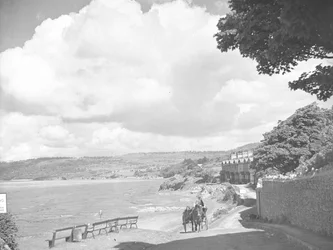 Pferd und Wagen auf der Straße neben dem Kent Estuary