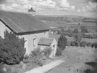 Haus links im Bild und Aussicht dahinter
