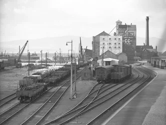 Ansicht von Fracht- und Güterwagen in den Abstellgleisen am Silloth-Dock