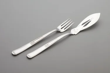 Zwei Stücke des Bestecks 