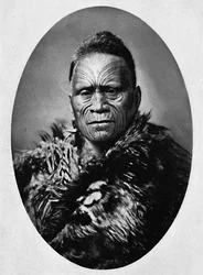 Ein Maori-Häuptling mit kunstvoll tätowiertem Gesicht und Wetterumhang, 1902