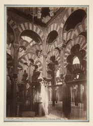 Innenansicht des Mihrab oder Heiligtums der Moschee