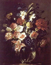 Lilien, Pfingstrosen, Tulpen, Kornblumen und andere Blumen in einer Glasvase auf einem Sockel
