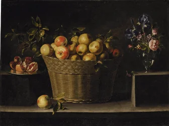 Äpfel in einem Weidenkorb, ein geöffneter Granatapfel auf einem Silbertablett und Rosen, Iris und andere Blumen in einer Glasvase, auf einem Steinsims