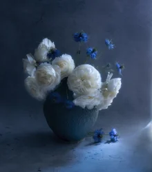 Dunkelblaues Blumenstillleben