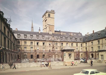 Fassade des Hôtel de Ville, des ehemaligen Palais des États de Bourgogne