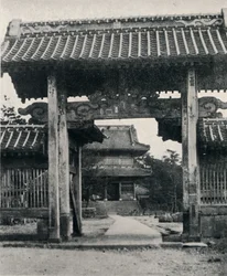 Tore des Tanjo-ji-Tempels, dem Nichiren gewidmet, um 1900, 1921