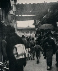 Die Theaterstraße in Kyoto ist eine der interessantesten Straßen der Welt, ca. 1900, 1921