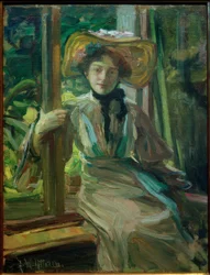 Mädchen mit Hut vor offenem Fenster