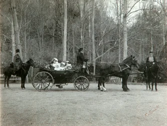 Zar Nikolaus II. von Russland mit seiner Familie im Park von Zarskoje Selo, Russland, 1900er