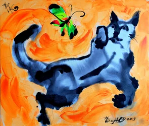 Verspielte Katze und Schmetterling