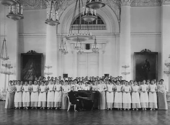 Schülerinnen des Smolny-Instituts für edle Mädchen bei einer Musikstunde, ca. 1913