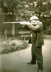 Russischer Autor Alexander Kuprin beim Schießen, Gattschina, Russland, frühes 20. Jahrhundert