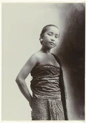Studio-Porträt einer jungen javanischen Frau in einem Sarong mit Batikmuster