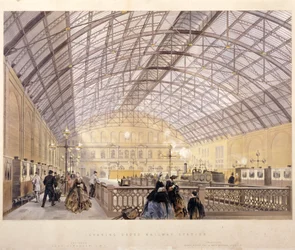Innenansicht des Bahnhofs Charing Cross mit Zügen und dem Eisendach, London