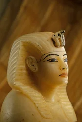 Kanopenverschluss aus Alabaster aus dem Grab von Tutanchamun in Form eines Frauenporträts